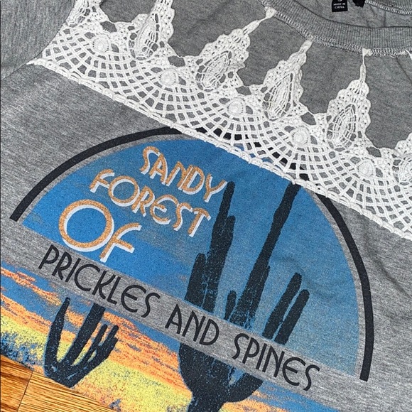 Cropped Graphic T-Shirt - Picture 2 of 4